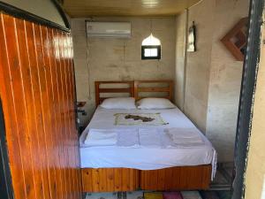 ŞahinbeyLÜTFÜ BEY KONAĞI的一间小卧室,卧室内配有一张床铺