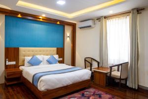 加德满都Hotel Dreams Connect GRB 2的一间卧室设有一张蓝色墙壁的大床