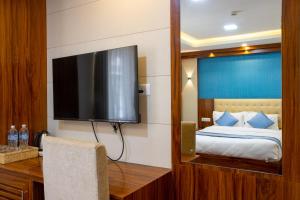 加德满都Hotel Dreams Connect GRB 2的配有一张床和一台平面电视的酒店客房