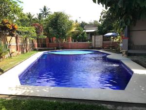 BatukliangBello Bungalow的庭院里的一个蓝色海水游泳池