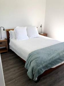 普瑞姆比Adorable 1 bedroom guesthouse with firepit的一间卧室配有带白色床单和枕头的床。