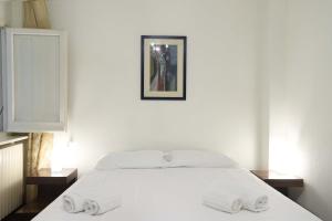 巴里Clorinda's rooms的卧室配有白色的床和2条毛巾
