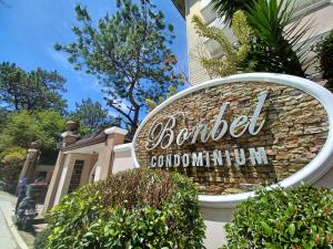 碧瑶Gab's CozyHome at Bonbel Condo, Botanical Gardens Baguio的建筑物前的建筑物标志