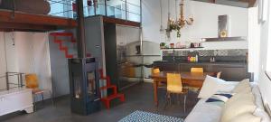 莱万托La Jeannotte的客厅设有厨房和一张沙发桌
