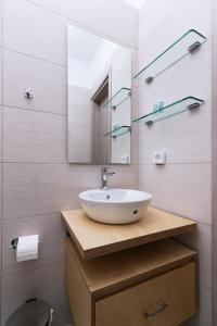 皮特斯迪亚Studio Papadia的一间带水槽和镜子的浴室
