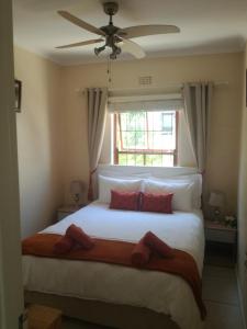 开普敦Captain's Sea Cabin的卧室配有一张大白色床和窗户