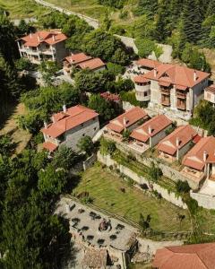 埃诺克欧拉Ta Petrina的享有大房子空中美景,设有庭院