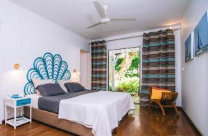 ArgyTree Lodge Mauritius Villa的一间卧室设有一张大床和一个窗户。
