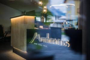 维拉巴萨Montanaris Alpine - Active - Relax的大楼一侧餐厅标志