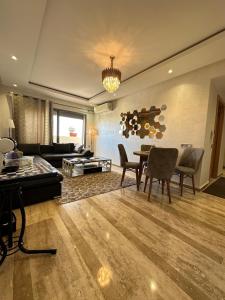 卡萨布兰卡CHIC & COZY appartement très calme的一个带桌椅的大客厅