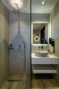 科斯镇盖亚花园酒店的一间带水槽和玻璃淋浴的浴室