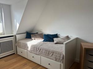 提努姆Schaumis Hus的一间卧室配有一张带蓝色枕头的床。