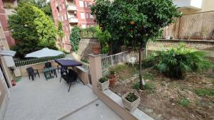 罗马VATICAN GREEN GARDEN的公寓庭院设有桌子和树