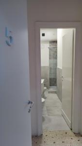 罗马VATICAN GREEN GARDEN的白色的浴室设有卫生间和门廊。