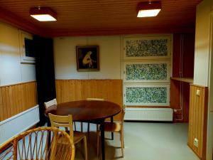 瓦尔考斯Nostalginen residenssi Taika的一间带木桌和椅子的用餐室