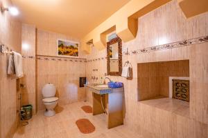斋沙默尔加赫杰萨尔哈维丽酒店的一间带卫生间和水槽的浴室