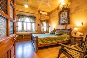 斋沙默尔加赫杰萨尔哈维丽酒店的一间卧室设有一张大床和一个窗户。