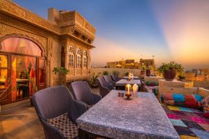 斋沙默尔加赫杰萨尔哈维丽酒店的一个带桌椅的庭院,享有城市美景。