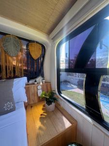 普雷亚MAKTUB PREA HOSTEL的一间火车室,配有桌子和两个窗户