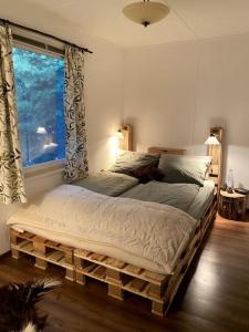 布兰肯费尔德Gästehaus Zur Walnuss Berlin的一间卧室配有一张由托盘制成的床