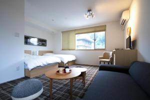 京都Sweet Stay Kyoto - Vacation STAY 21712v的酒店客房,配有床和沙发