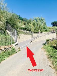 热那亚Le Stanze del Brigante的一条有红色箭头指向交叉口的开放道路