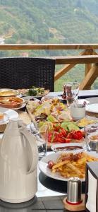 特拉布宗Kartal Yuvası Tatil Köyü的上面有盘子的桌子