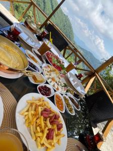 特拉布宗Kartal Yuvası Tatil Köyü的餐桌上摆放着食物和薯条