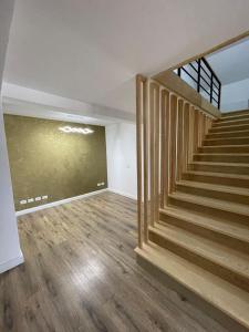 拉姆尼库沃尔恰Sole Boutique的房屋内有楼梯的空房间