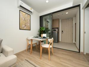 普吉镇Comfortable apartments in Laguna Skypark的厨房以及带桌椅的用餐室。