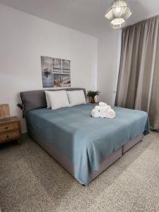 阿依纳帕Adamandri Lodge - Prime Location的一间卧室配有一张床,上面有两条毛巾