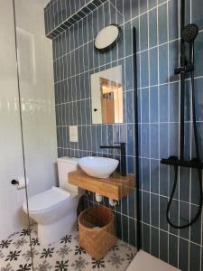 阿依纳帕Adamandri Lodge - Prime Location的一间带水槽和卫生间的浴室