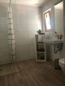 费尔德基希Apartments "Am Ardetzenberg"的一间带水槽、卫生间和镜子的浴室