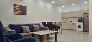 巴库Park Azure Comfortable Apartment的带沙发和桌子的客厅以及厨房。