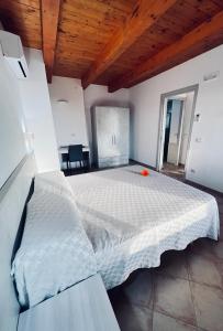 CiaramitiB&B Casale Pietrantica Tropea的卧室配有一张白色大床和木制天花板