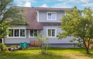 HirtenbergPet Friendly Home In Hirtenberg With Kitchen的院子里有长凳的白色房子