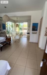 普罗塔拉斯Riverland beach villa的客厅铺有白色大瓷砖地板。