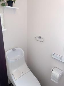 大阪WestHouse 天下茶屋店的白色的浴室设有卫生间和卫生纸饮水机