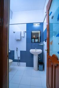 班加罗尔SS Mystic Apartotel的蓝色和白色的浴室设有水槽和卫生间