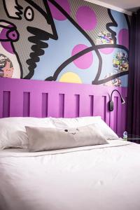 伊基克hotel velero cavancha的一间卧室配有一张壁画床