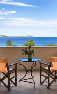 莫奈姆瓦夏iliopetro的一个带桌椅的庭院和大海