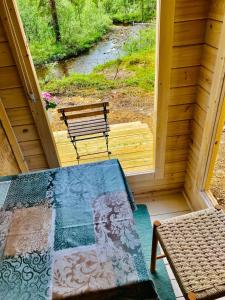 Lemmenjoki莱蒙鲁莫 - 自然体验与住宿露营地的门廊上设有长凳和桌子的屏风