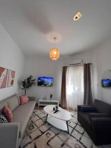 开罗2 bedroom apartement in the center of cairo的客厅配有沙发和桌子