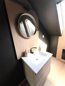 拉布雷斯Ma Montagne Chic 2的浴室设有白色水槽和镜子