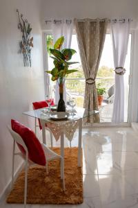 圣斐利-银港Royal Terrace Queen I的一间用餐室,配有玻璃桌和植物