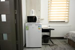 勒德乌齐AStar Apartments - SMALL的冰箱上方的微波炉