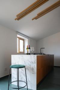 卡斯特布奥诺Vetriera41的厨房里白色大理石台面,配有凳子
