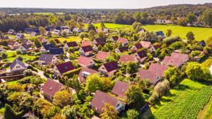斯霍尔Huisje Avondrood的享有村庄的空中景致,设有房屋