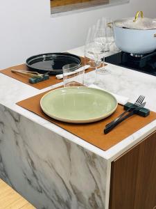 卡斯特布奥诺Vetriera41的一张桌子,上面放有盘子和酒杯