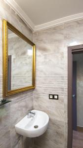 伊穆泽尔杜坎达Hôtel La Chambotte的一间带水槽和镜子的浴室